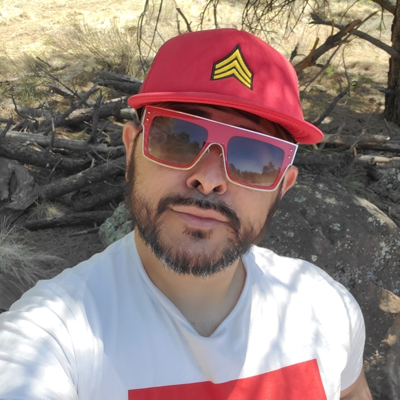 Authentic Moschino Sunnies - Picture 7 of 8